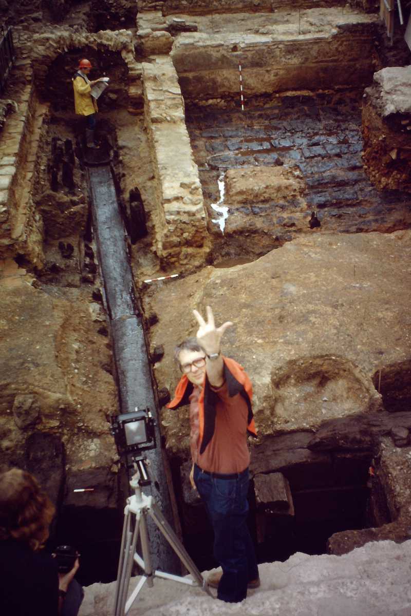 Trevor Hurst and Jon Bailey on Pudding Lane (PDN81) in 1981. Jon is standing in the box drain in the background of the Roman warehouse reading the newspaper (as you do!) (photo: Pete James)