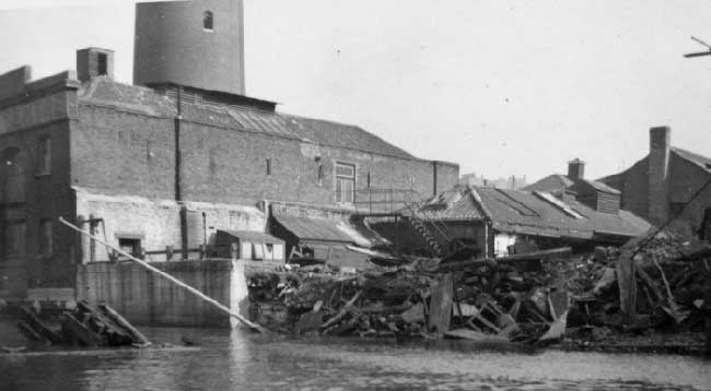 Darfield’s Wharf Lambeth, 8th October 1940. Photo by LCCs Thames Flood Prevention Emergency Repair team