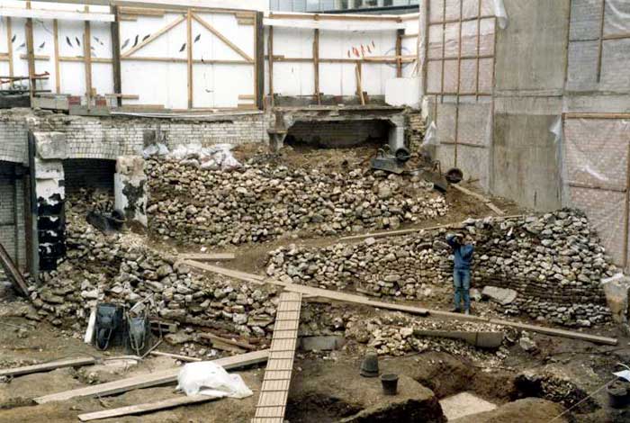 As space was so tight on site, our spoil heap was packed tightly into one corner – this was clearly still in the age of the great spoil heap builders (as started with the Trig Lane Ziggurat a decade earlier) and is a thing of beauty.  The human scale in the photograph is Nicola Terrenato, now Prof.&nbsp; N Terrenato of University of Michigan.