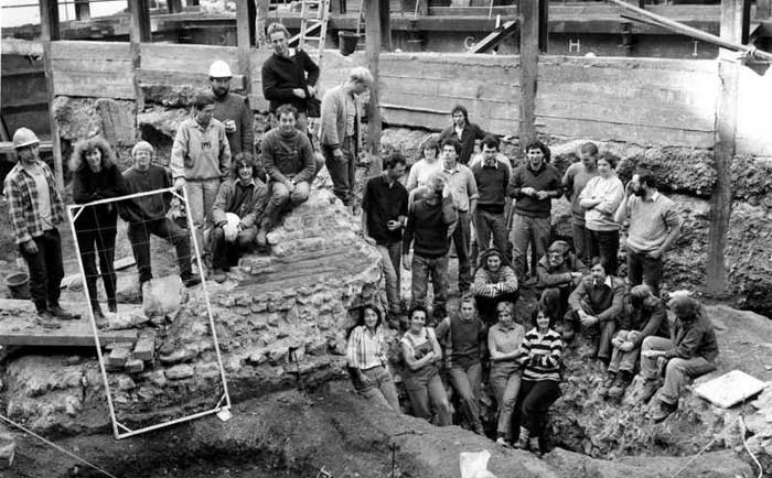 left to right: Gustav Milne, Chrissie Milne, Lynne Keys,&nbsp; Jo Groves, Damian Goodburn, Mark Holmes, James Drummond Murray, Paul McCulloch, Mike Copper, ?, Robert Chester, Val Griggs, Pete Rowsome, Dominic Perring, Paul Potter, Gary Brown, Duncan Lees, Marie Nally, Patrick Allen, Sat around pit: Olwen Beazley, Frank Meddens, Trevor Brigham, Mark Wiggins, Hesta White. Standing in pit: Quetta Kaye, Susan Greenwood, Seiriol Collins, Josephine Brown, Patricia ?Price. Photo from Rysz