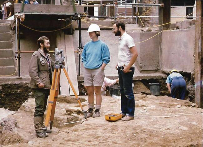 Bruce giving his toolbox talk on ‘site fashion’ to an unconvinced Marie and Patrick at Leadenhall Court in July 1986