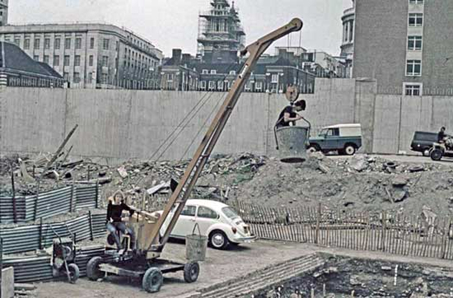 Jamie Muir swings Graham Troillet (Houghton) into position. Nice looking Volkswagen Beetle in the background – I wonder who owned that?