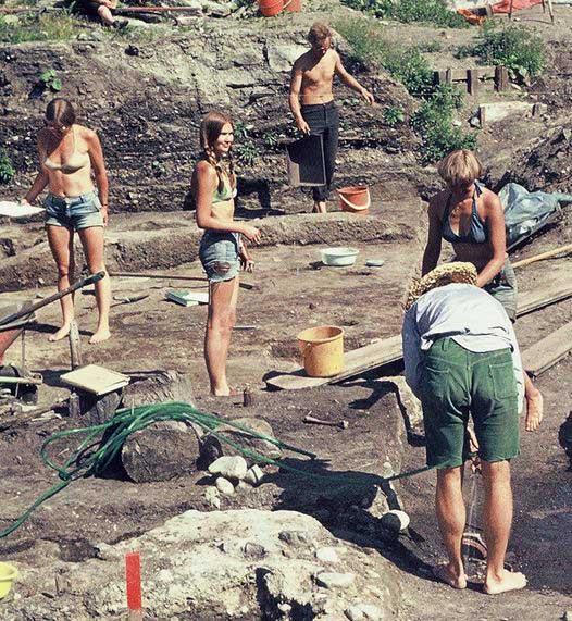 The lone Brit, Jonathan Wordsworth, still able to concentrate on his plumb bob. The topless Leif Zerpe is holding a krafsebrett.